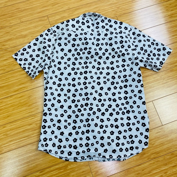 Project Red Short Sleeve Button Down Shirt Size Large White with Black Daisy's - Picture 2 of 5